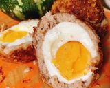 Hình bước làm 5 của món Scotch eggs (thịt bọc trứng chiên xù) phiên bản cá hộp & phong cách Halloween