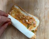 Gambar langkah 5 resipi Roti gulung tuna tin goreng telur.