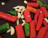 A picture of step 1 of Red and green chilli Thecha.