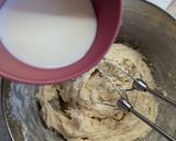 Foto langkah ke 2 dari resep Chocolate Chip Muffins.
