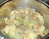Foto del paso 2 de la receta: Sopa de champiñones, hongos de pino y huevo poché