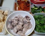 รูปขั้นตอนการทำที่ 1 ของ สะโพกไก่ผัดพริกแกงใบโหระพา