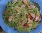 Foto langkah ke 3 dari resep Oseng udang labu siam.