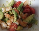 Foto del paso 3 de la receta: Aguacates rellenos de gambas y cherrys