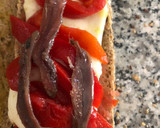 Foto del paso 6 de la receta: Bocadillo con tomate, queso fresco, pimientos del piquillo y anchoas