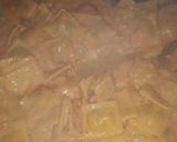 Foto del paso 4 de la receta: Ravioles con salsa rosa