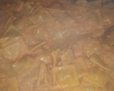 Foto del paso 4 de la receta: Ravioles con salsa rosa