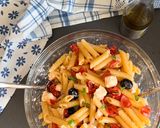 Foto del passaggio 3 della ricetta Pasta fredda pomodorini feta e olive