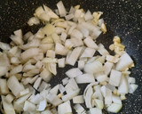 Foto del paso 1 de la receta: Filetes de merluza en salsa de pimientos de piquillo con huevo