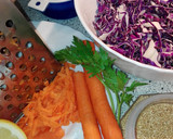 Foto del paso 1 de la receta: Ensalada marinada de lombarda y zanahoria