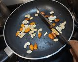 मखाने के लड्डू (Makhane ke laddu recipe in hindi) रेसिपी चरण 2 फोटो