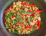 Foto langkah ke 3 dari resep Ayam Kemangi Pad Kra Pao.