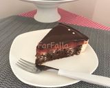 صورة لخطوة 24 من وصفة كيك الشوكولاتة والفراولة بالصوص اللامع 🍓