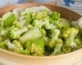 Foto del paso 1 de la receta: Ensalada de Romanesco Cocida en La Olla Vaporera con Tofu 🥗