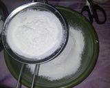 Foto langkah ke 4 dari resep Bolu Nutrijell strawberry Baking Pan.