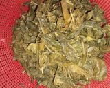 Foto langkah ke 2 dari resep Sayur Daun Singkong Masak Santan.