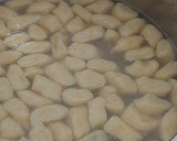 Foto del paso 2 de la receta: Ñoquis de papa con salmón ahumado