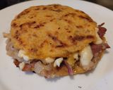 Foto del paso 10 de la receta: Arepa🫓con🧀🍯chori-queso🥯🥓🧅