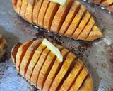 Gambar langkah 3 resipi Hasselback sweet potato.