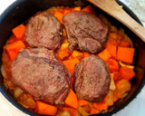 Foto del paso 4 de la receta: Carrilleras en salsa de calabaza y setas