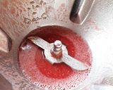 Une image de l'étape 4 de Bavarois aux fraises 🍓 coeur aux fruits rouges 😋.