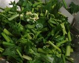 Foto langkah ke 3 dari resep Oseng Daun Seledri.