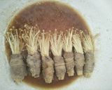 Foto langkah ke 4 dari resep Enoki Beef Rolls.