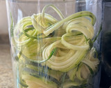 Foto del paso 1 de la receta: Spaghettis de calabacín y salsa pesto