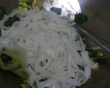 Foto langkah ke 5 dari resep Kwetiau goreng.