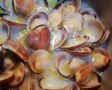 Foto del passaggio 5 della ricetta Calamarata vongole e calamari