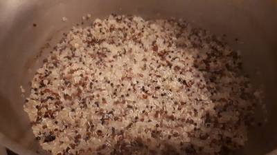 Ensalada de alubias, quinoa tricolor y queso feta