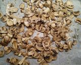 Foto del passaggio 15 della ricetta Scaloppine di lonza di maiale con i funghi al forno