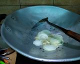 Foto langkah ke 4 dari resep Cumi goreng sambal mangga.