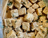 Foto del paso 2 de la receta: Ensalada de arroz con langostinos, edamame y tofu crujiente