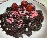 A picture of step 2 of London strawberry chocolate dessert.