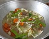 Foto langkah ke 3 dari resep Sup Bakso Sayuran.