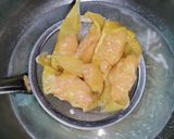 รูปขั้นตอนการทำที่ 6 ของ ก๋วยเตี๋ยวเกี๊ยวหมูต้มยำ (ฉบับเร่งด่วน)
