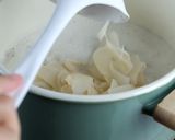 รูปขั้นตอนการทำที่ 3 ของ ต้มกะทิหมูสามชั้นหน่อไม้ดอง By แม่บ้าน