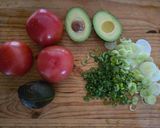 Foto del paso 1 de la receta: Ensalada de tomates con cebollín y palta