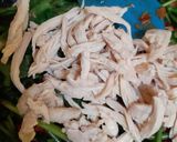 Foto langkah ke 6 dari resep Oseng Kangkung Ayam Suwir.