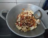 Foto langkah ke 4 dari resep Tumis Jamur Tiram Pedas.