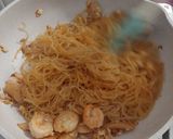 Foto langkah ke 5 dari resep Bihun Goreng Udang Sosis ala anak Kos.