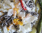 Foto del paso 4 de la receta: Huevos rotos con gulas al ajillo