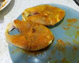 A picture of step 1 of Thanda masala fish curry.