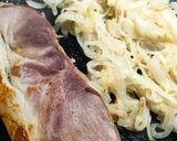 Foto del paso 1 de la receta: Empanadas canastita de cebolla, panceta y pasas de uva