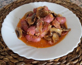 Foto del paso 9 de la receta: Saltenada de salchichas frescas con bacon y champiñón