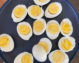Foto del paso 1 de la receta: Huevitos duros con salsa