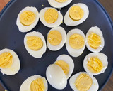 Foto del paso 1 de la receta: Huevitos duros con salsa