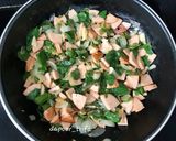Foto langkah ke 5 dari resep Telur Dadar Daun Kelor.