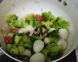 Foto langkah ke 5 dari resep Tumis brokoli telur puyuh.